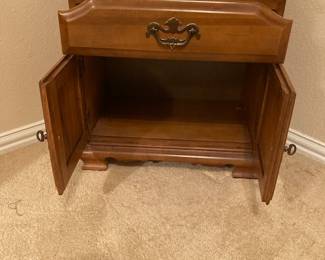 arly American Style Set. 9 Drawer Dresser w/Mirror/Nightstand and Queen Headboard/Foot with Frame.