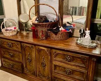 Vintage Traditional 9 Drawer Dresser w/Mirrors. Decorative Baskets and Decor Items Displayed.