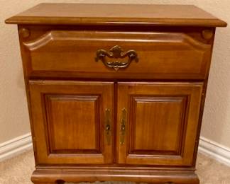 arly American Style Set. 9 Drawer Dresser w/Mirror/Nightstand and Queen Headboard/Foot with Frame.