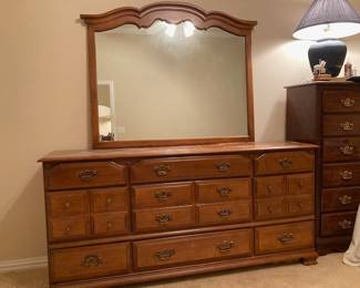 Early American Style Set. 9 Drawer Dresser w/Mirror/Nightstand and Queen Headboard/Foot with Frame.