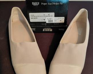 Women's Munro Size 12 short heeled shoes