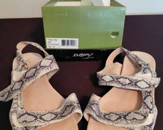 Women's Trotter Size 12 Wide sandals