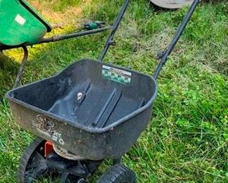 617 - Scotts Turf Builder Seeder 29 x 20 x 18