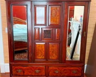 537 - English Wardrobe 81 x 71 x 18