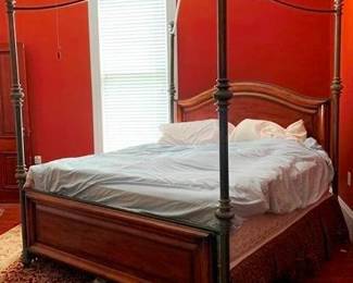 538 - King Size Canopy Bed 88 x 80 x 86