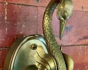 536 - Brass Swan Wall Sconce 17" You are buying a used as-is electric/electronic item. We do not guarantee all components are present, and if it is not expressly stated, it is untested.