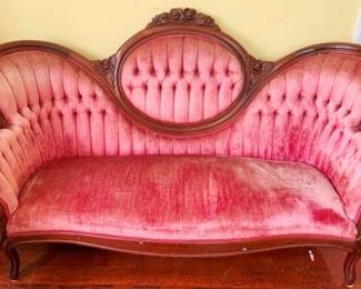 439 - Victorian Rose Carved Tufted Sofa 41 x 70 x 21