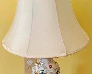 517 - Porcelain Lamp 24" You are buying a used as-is electric/electronic item. We do not guarantee all components are present, and if it is not expressly stated, it is untested.