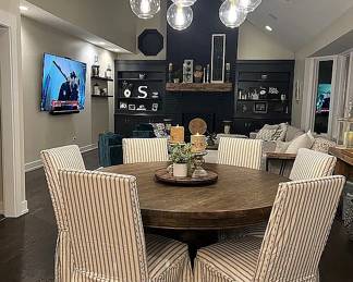 Beautiful round Kitchen Table with 6 Slipcover Chairs. We have an addition 4 Slipcovers as well