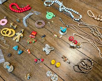 Hundreds of Vintage Jewelry Items!