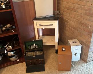 That's an x-ray screen along with other vintage medical items