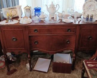 Vintage Sheraton style mahogany flame sideboard/buffet cabinet $265.00