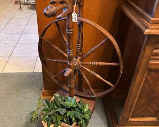 Antique Vintage Ornate Wood Castle Style Primitive Spinning Wheel 38" Tall