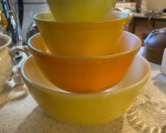 Pyrex mixing bowl 4 piece set—excellent condition