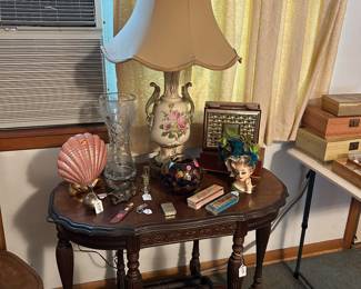 Miscellaneous vintage items & lamps