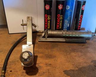 Grease Gun, Grease a Ball Hitch 