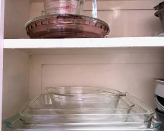 8 Pyrex Baking Dishes, Pie Plates & Measuring Cup
Lot #: 127
