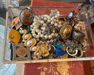 Lots of vintage jewelry