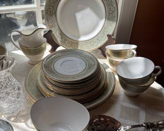 Royal Doulton "English Renaissance" Bone China (22pc)