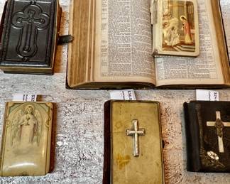 Assortment of vintage pocket Bibles