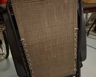 Foldable Zero Gravity Rocking Patio Lounge
Chair Brown
凸