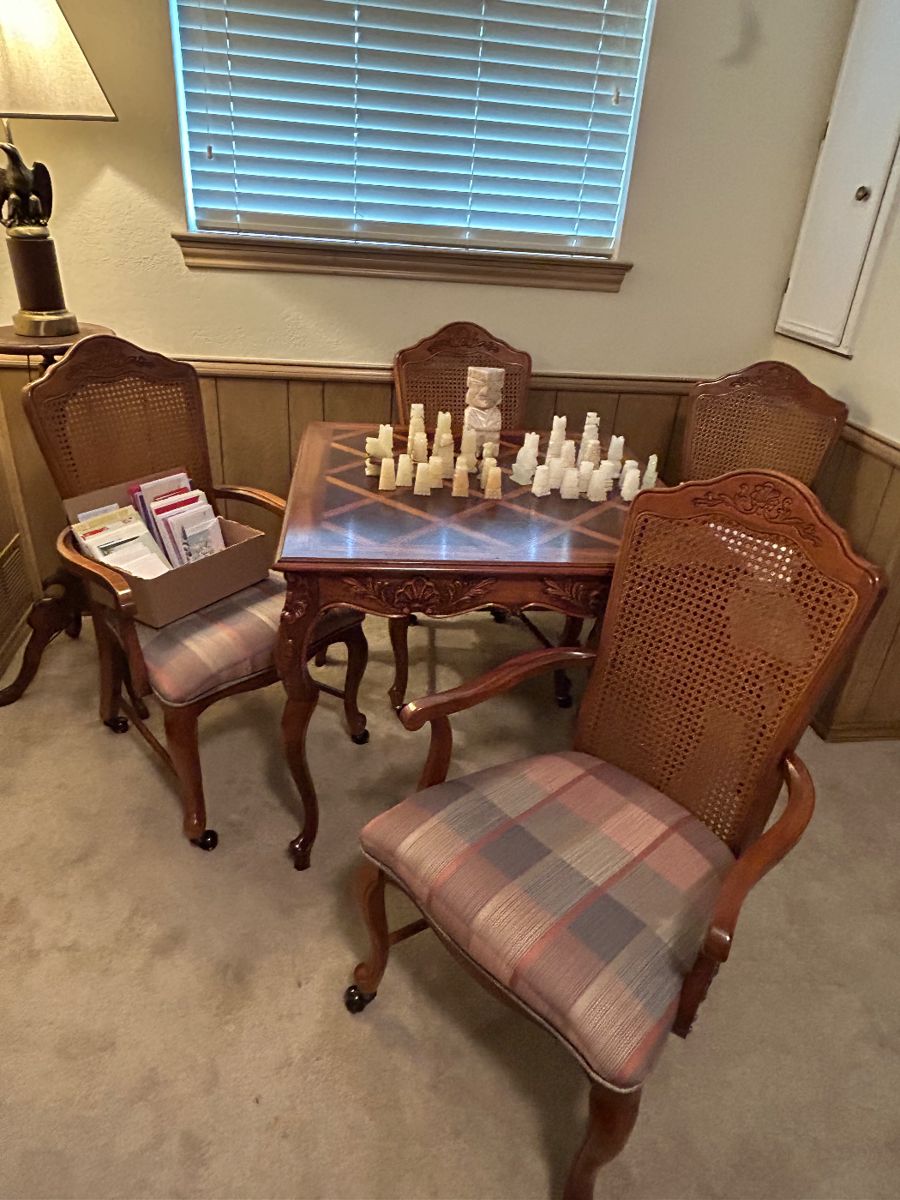 Gaming table with 4 rolling chairs