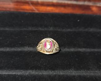 This is a beautiful 10k ring