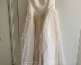 Antique Ivory Wedding Dress with Poofy Tulle Gown and Floral Lace