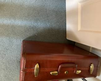 #161 Vintage Brown Leather Suitcase - Samsonite $20.00