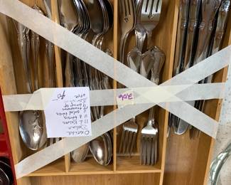 #207 Oneida Deluxe 64pc mixed Set $40.00