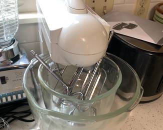 #100 Hamilton Beach Stand Mixer w/2 sets of beaters, 2 bowls - 290W $25.00