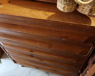 A sturdy 6 drawer dresser.