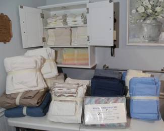 LOTS OF BED & BATH LINENS