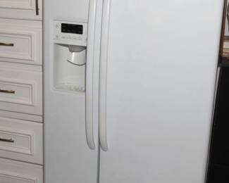 SIDE BY SIDE REFRIGERATOR/FREEZER