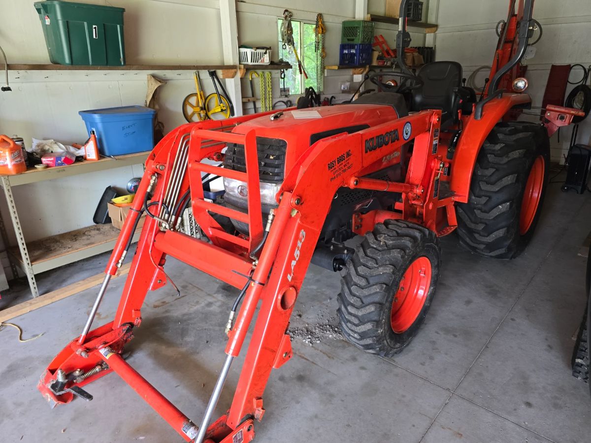 2003 Kubota 600 hours - CASH only