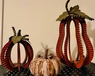 And some more cute Fall decor. I know I'm flopping around here but I'm just trying to add some spice to the picture line up. Keep you guessing about what's next. And share how there is some much packed into this great house!