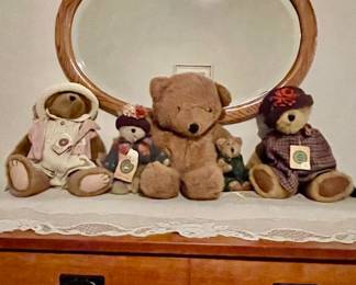 It's the 3 bears and the grandkids....just kidding. These are so adorable and soft. Check out that oval mirror. So cool. All atop a modern chest of drawers.