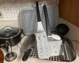 And now...the Pampered Chef Collection begins! Just zoom in and enjoy the exploration into the world of Pampered Chef. We even have a Pamper Chef party give away from days gone by....FlySwatter (not pictured) and not part of display....because it's a fly swatter, it will be in the laundry room for curious minds.