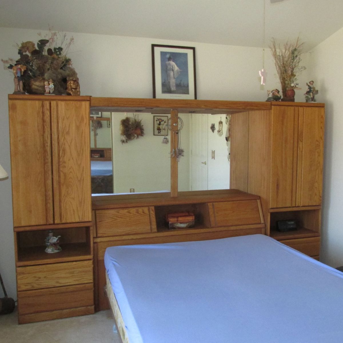 Nice oak queen pier group, excellent condition!