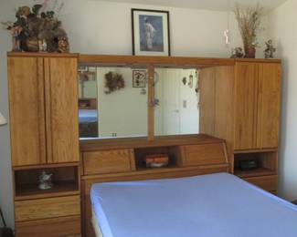 Nice oak queen pier group, excellent condition!