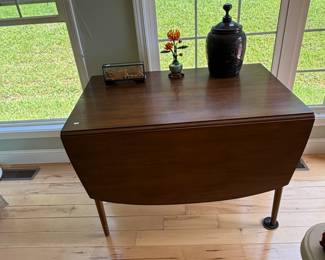 Drop leaf table with an extra leaf for the middle
