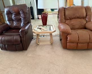 Left recliner is electric, Right recliner is manual
