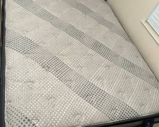 Serta Perfect Sleeper Select Queen Size Mattress & Boxspring
Like new!
Must be able to move and load yourself.