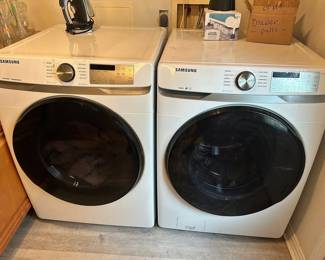 Samsung Washer & Electric Dryer Set
Great working condition.
Has some mildew around inner ring due to not being used for awhile.
Must be able to move and load yourself