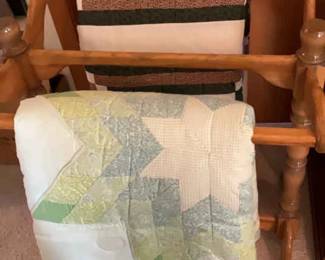 Quilt Rack With 2 Comforters