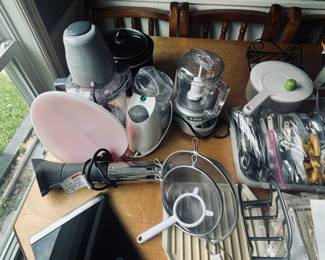 Small appliances and kitchen utensils