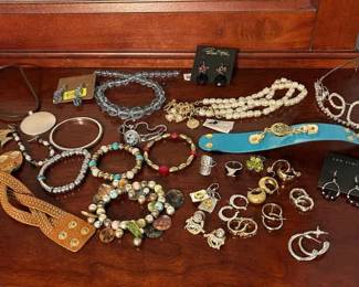 320 Costume Jewelry Assortment