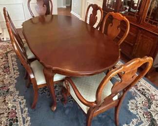 119 Queen Anne Dining Table Set