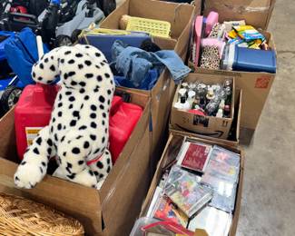 Box Lots of misc Household Items, Clothing, Toys and Decor Orlando