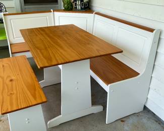 Corner breakfast booth w benches